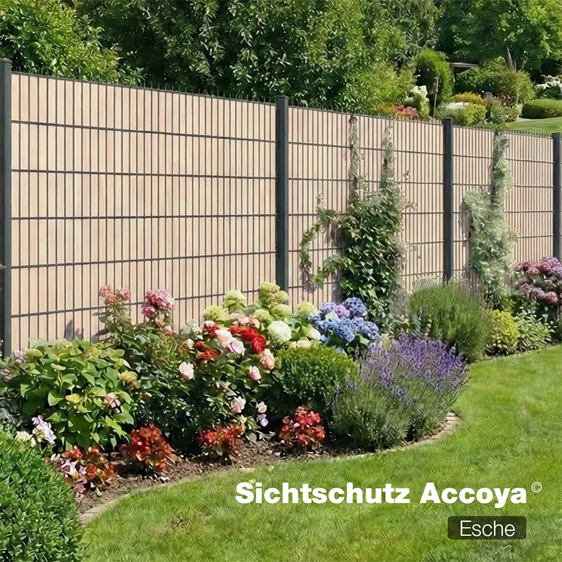 Sichtschutzzaun Accoya Esche als Gartenzaun mit blühendem Beet im Hintergrund