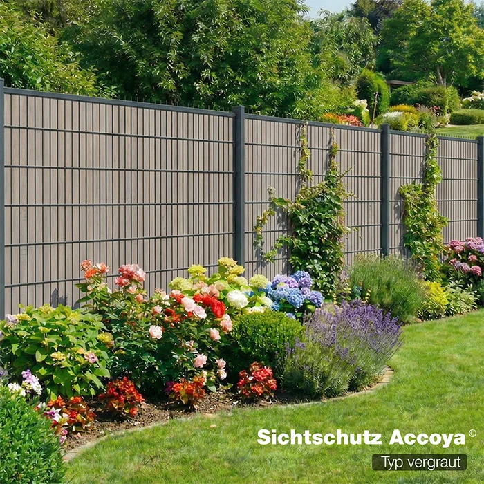 Sichtschutzzaun Accoya Typ Vergraut als Gartenzaun mit blühendem Beet im Hintergrund