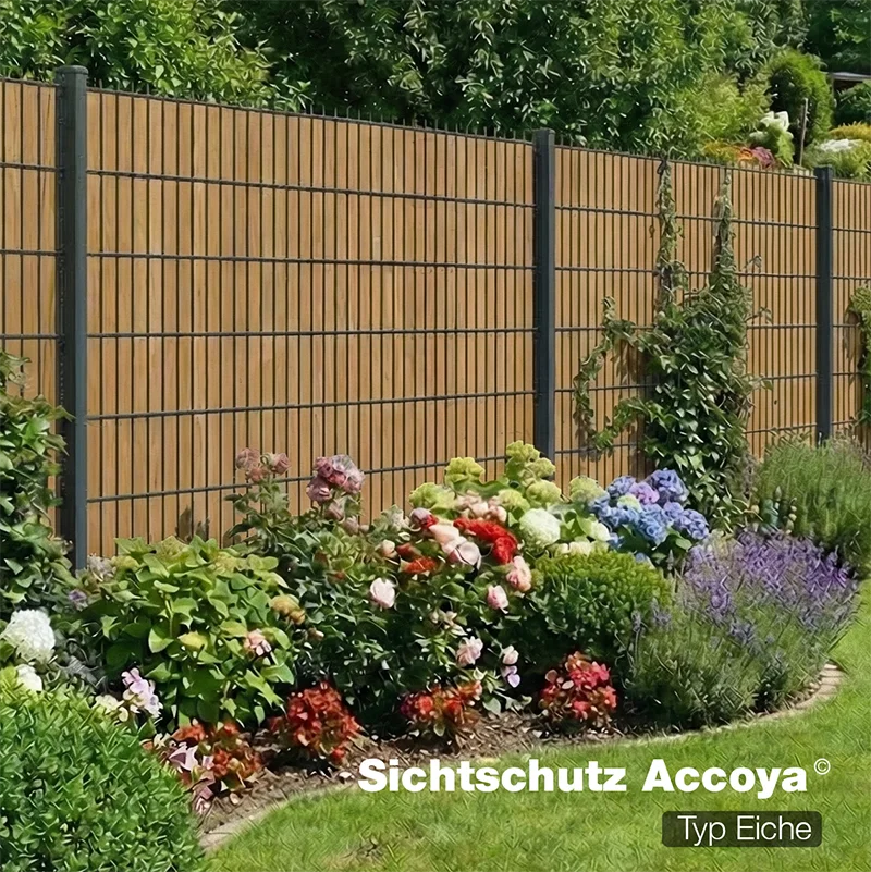 Sichtschutzzaun Accoya Typ Eiche als Gartenzaun mit blühendem Beet im Hintergrund