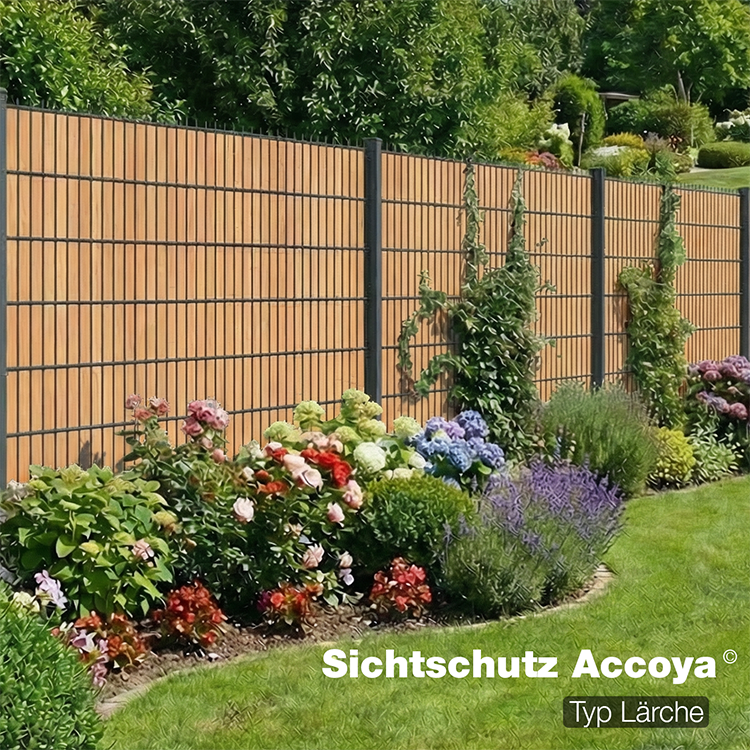 Sichtschutzzaun Accoya Typ Lärche als Gartenzaun mit blühendem Beet im Hintergrund